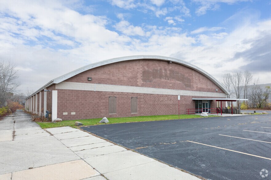 More Photos Of 5200 S Pennsylvania Ave, Cudahy Skating Rink For Sale