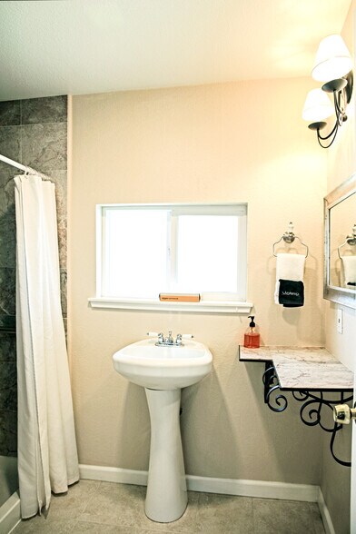 More Photos Of 816 W Main St, Grass Valley Hotel For Sale