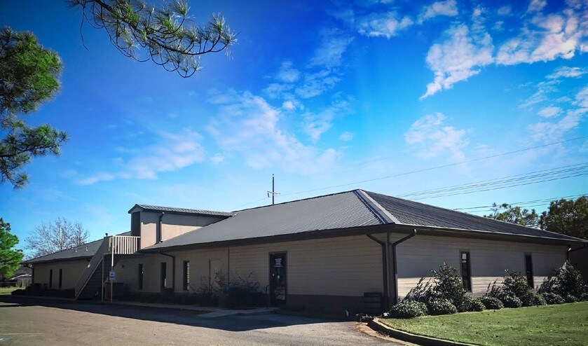 Primary Photo Of 1600 N Washington Ave, Durant Medical For Lease