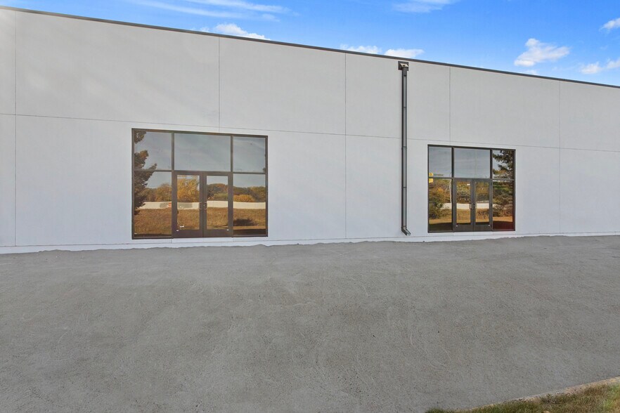 More Photos Of 550-630 Freeport Ave, Elk River Storefront Retail Office For Lease