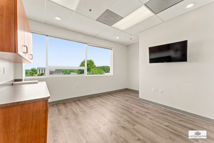 More Photos Of 456 Chestnut St, Lakewood Office For Lease