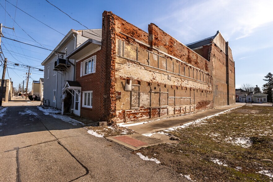 More Photos Of 18 N Jefferson St, Knightstown Storefront Retail Office For Sale