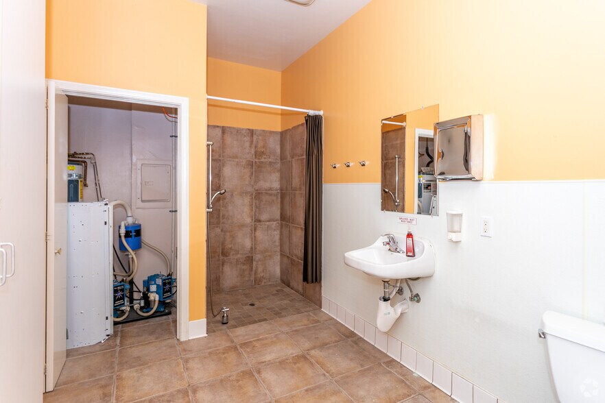 More Photos Of 940 E Valley Pky, Escondido Unknown For Lease