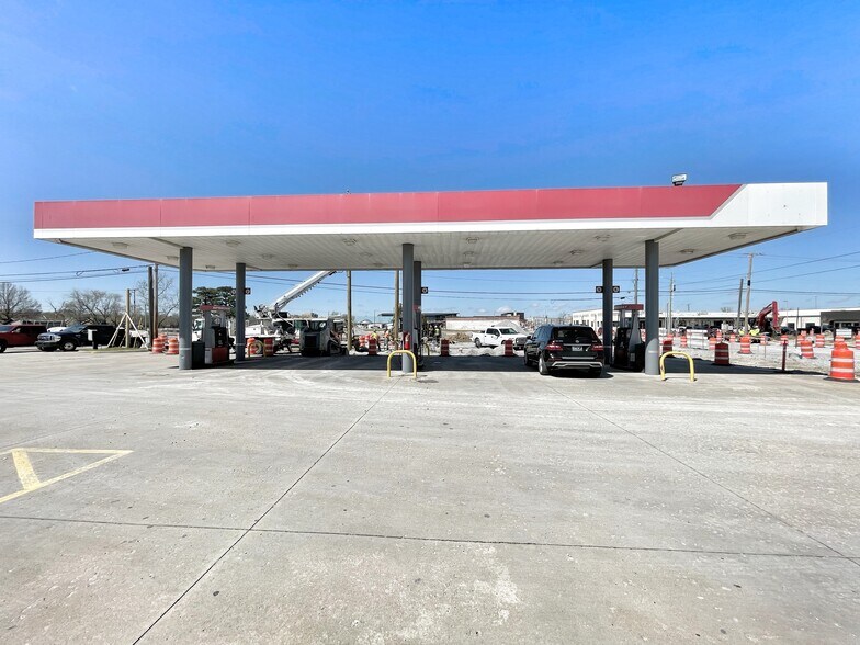 More Photos Of 601-605 E Emma Ave, Springdale Convenience Store For Sale