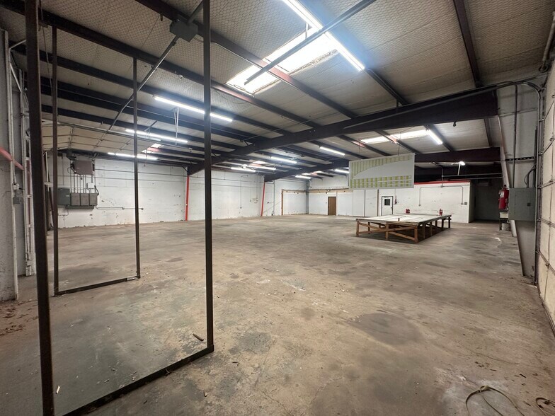 More Photos Of 2421 Thomas Rd, Haltom City Warehouse For Sale