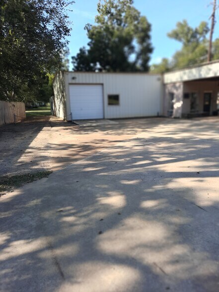 More Photos Of 1124 E Houston Ave, Crockett Freestanding For Sale