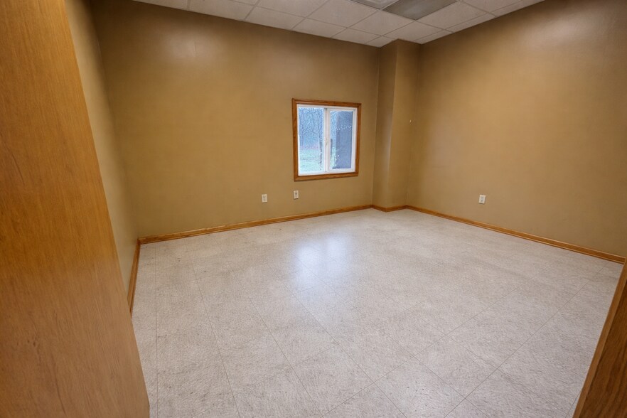 More Photos Of 376 Hope Station Rd, Weston Warehouse For Lease