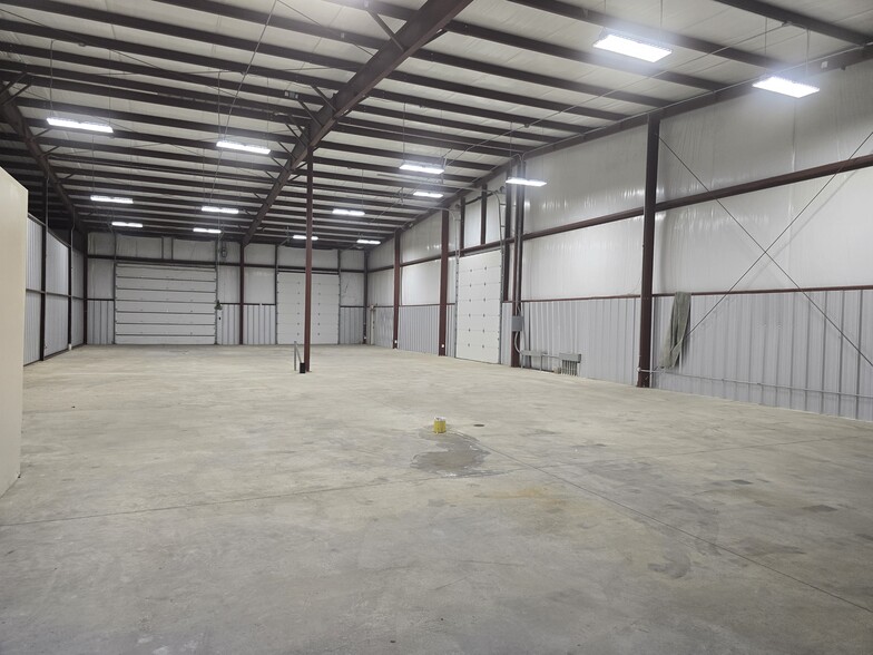 More Photos Of 4125 Crystal Hill Rd, North Little Rock Warehouse For Lease