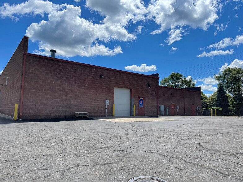 More Photos Of 1801-1813 Haggerty Rd, Commerce Township Storefront For Lease