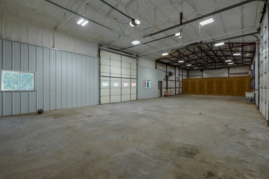 More Photos Of 352247 E 1040, Prague Auto Repair For Lease
