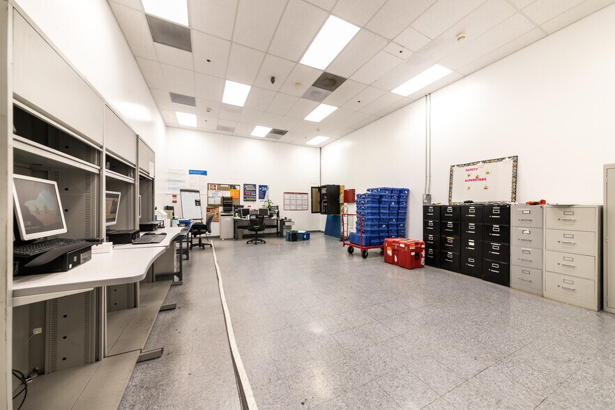 More Photos Of 520 E Easy St, Simi Valley Warehouse For Lease