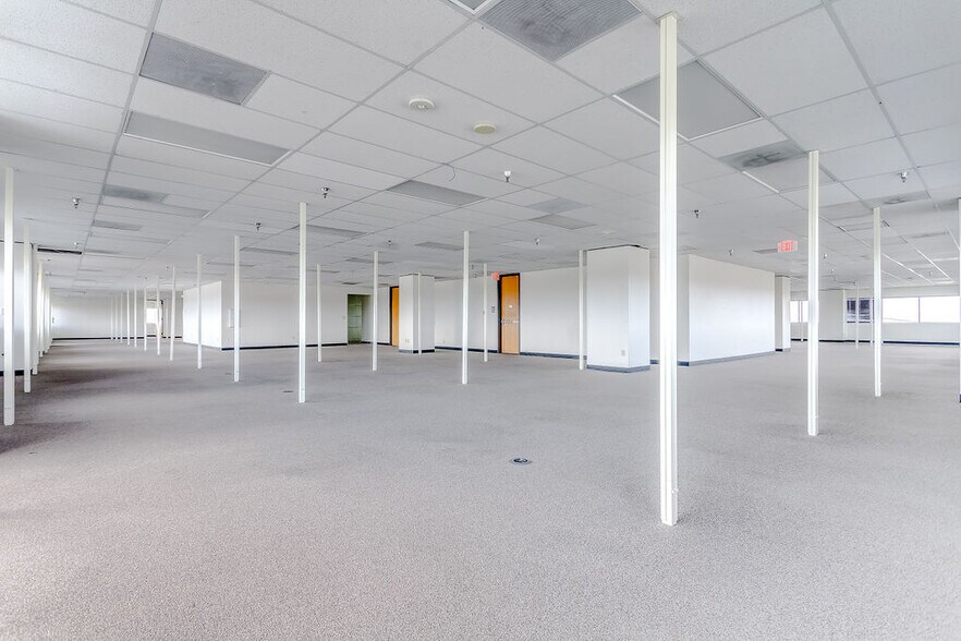 More Photos Of 2350 Valley View Ln, Dallas Loft Creative Space For Lease