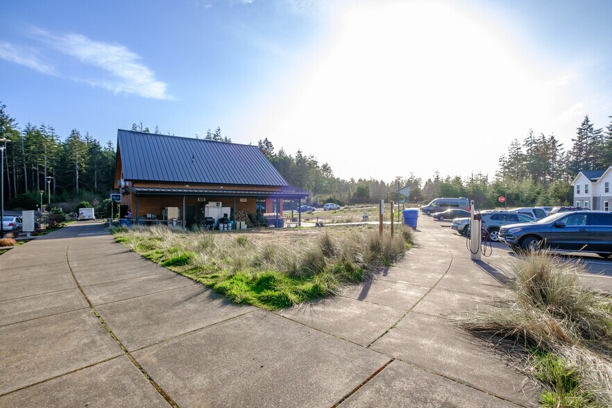 More Photos Of 755 SE College Way, Newport General Retail For Sale