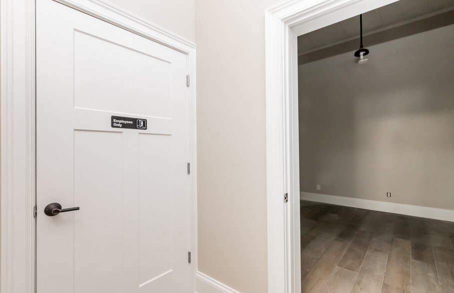 More Photos Of 1940 Harvard Dr, Louisville Storefront For Lease