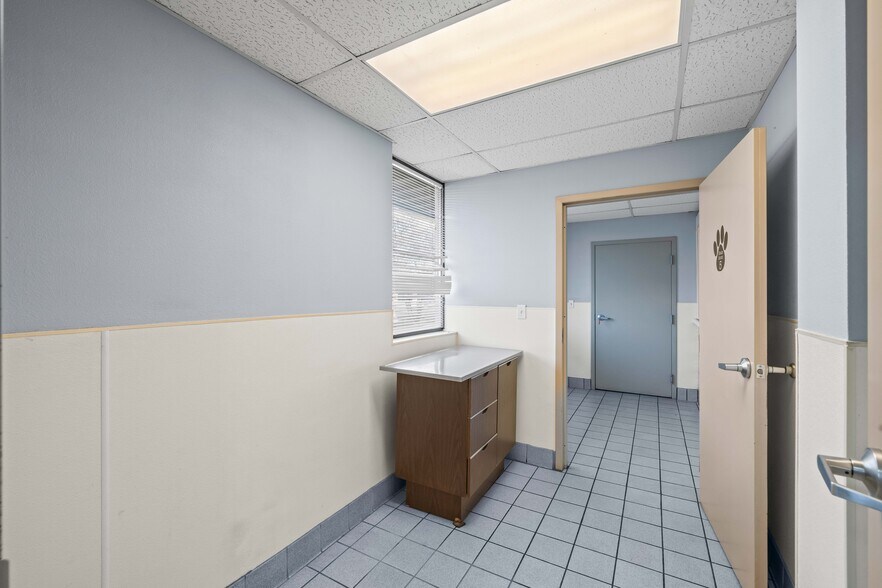 More Photos Of 7902 Slide Rd, Lubbock Veterinarian Kennel For Lease