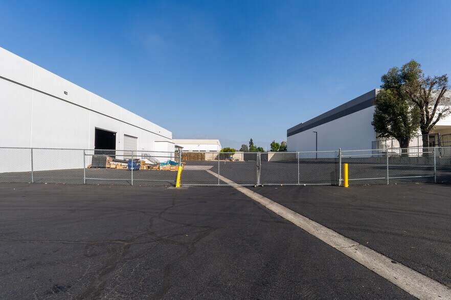 More Photos Of 601 S Dupont Ave, Ontario Warehouse For Lease