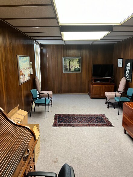 More Photos Of 735 Park Dr, Alton Office For Sale