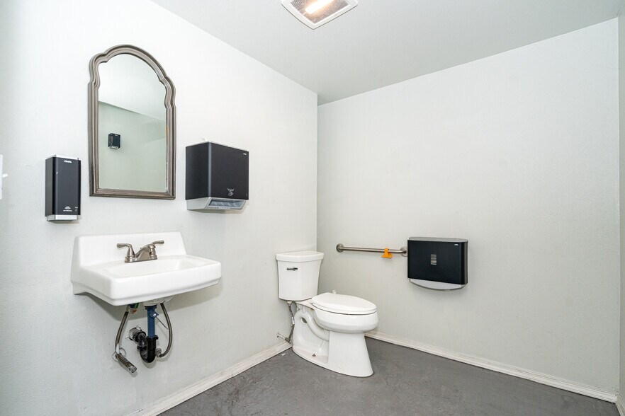 More Photos Of 539 N Tower Ave, Centralia Office For Sale