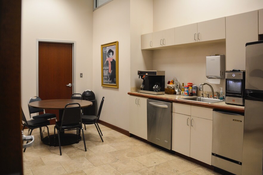 More Photos Of 1001 La Harpe Blvd, Little Rock Office For Sale