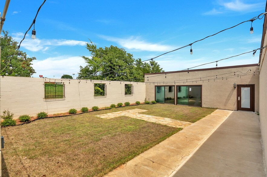 More Photos Of 2001 S Austin Ave, Denison Light Distribution For Lease