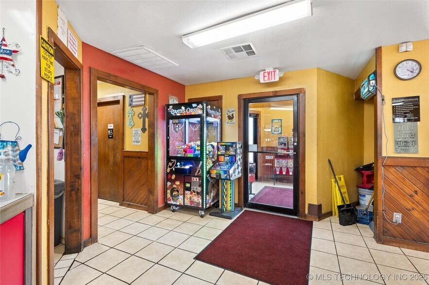 More Photos Of 18753 Oklahoma 100, Webbers Falls Restaurant For Sale