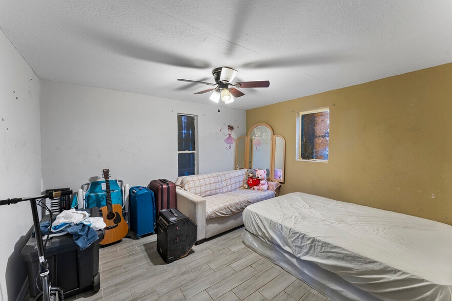 More Photos Of 5712 15th St, Bradenton Auto Dealership For Sale