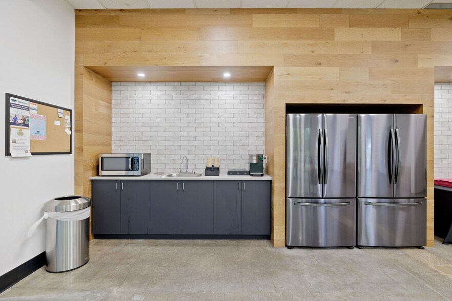 More Photos Of 7500 Golden Triangle Dr, Eden Prairie Warehouse For Lease