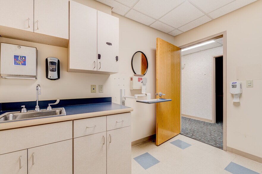 More Photos Of 860 NW Washington Blvd, Hamilton Medical For Lease