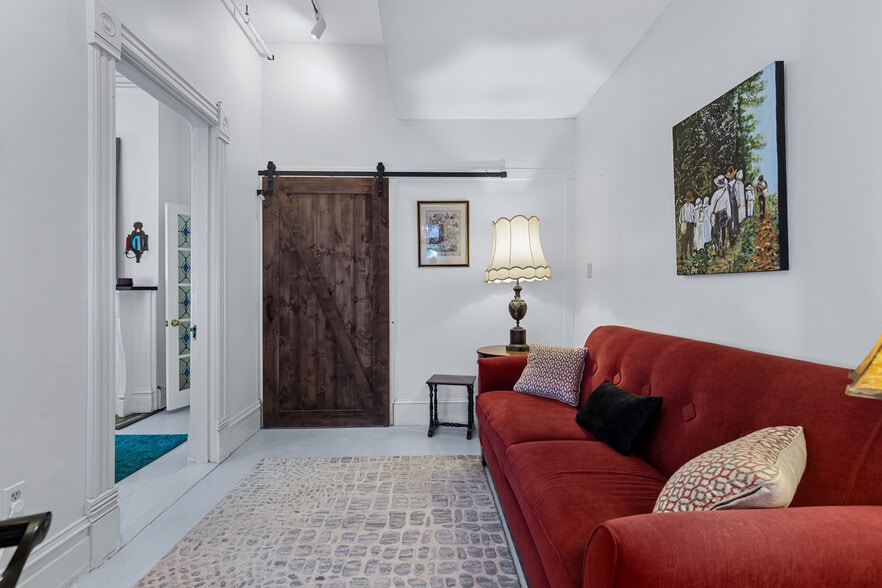 More Photos Of 402 E Gaston St, Savannah Hospitality For Sale