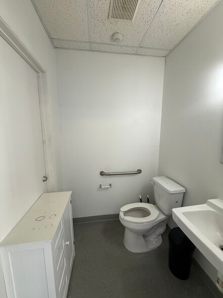 More Photos Of 1748 Independence Blvd, Sarasota Light Manufacturing For Lease