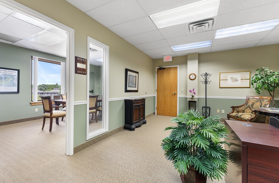 More Photos Of 1 Fishers Rd, Pittsford Unknown For Lease