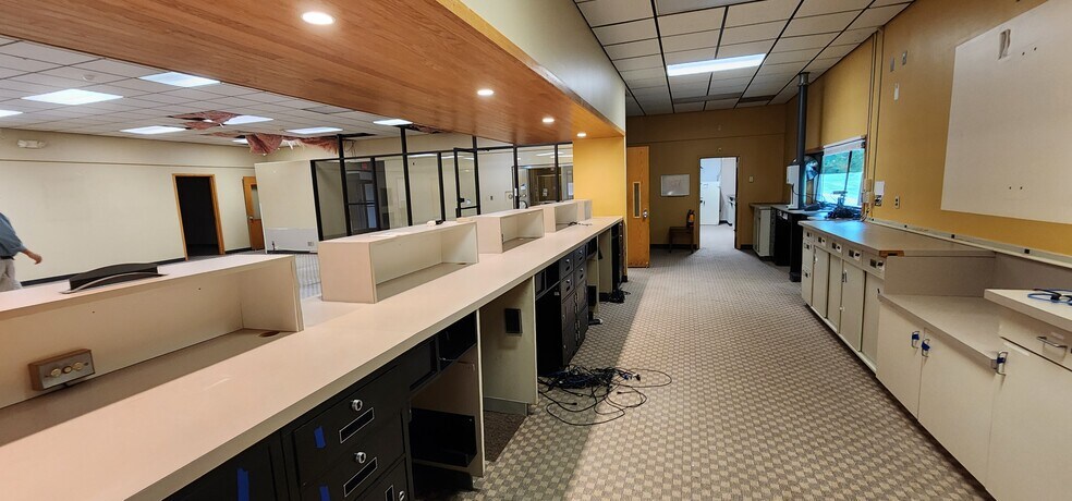 More Photos Of 1 Sherman Hill Rd, Woodbury Bank For Lease