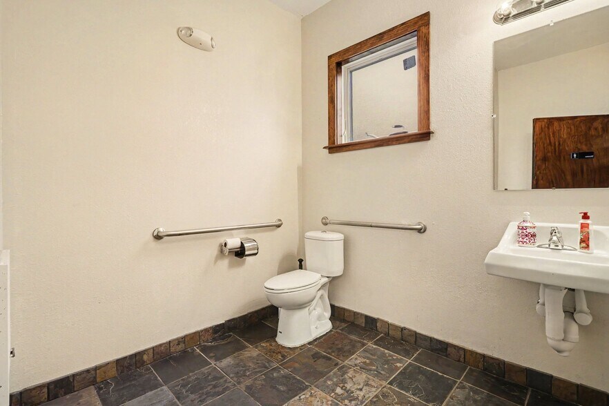 More Photos Of 9 W Shepard St, Hartford Religious Facility For Sale