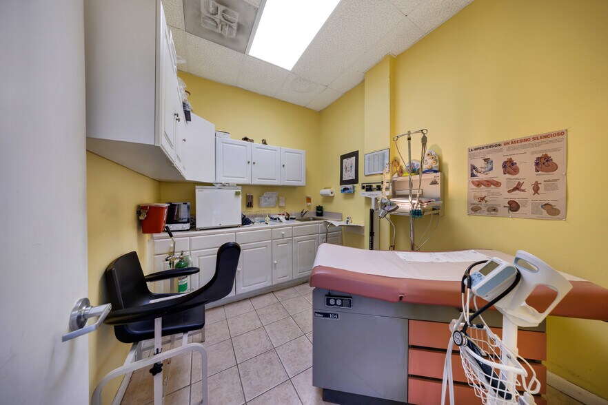 More Photos Of 1058-1062 SW 1st St, Miami Storefront Retail Office For Sale