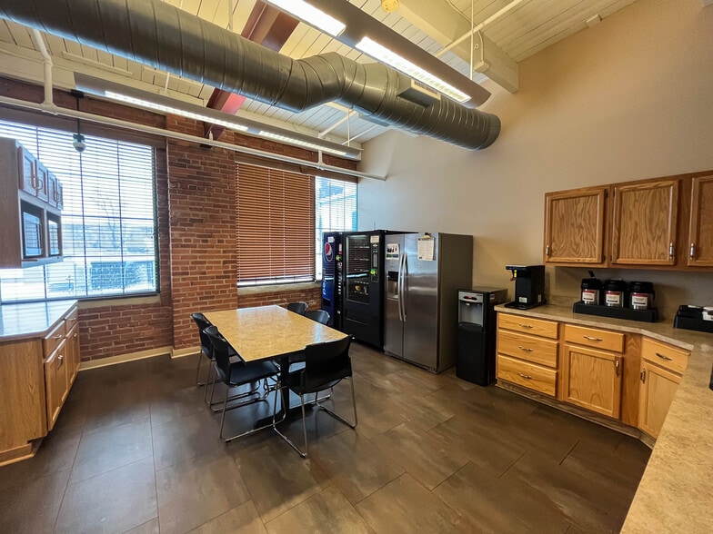 More Photos Of 1457 E 40th St, Cleveland Showroom For Lease