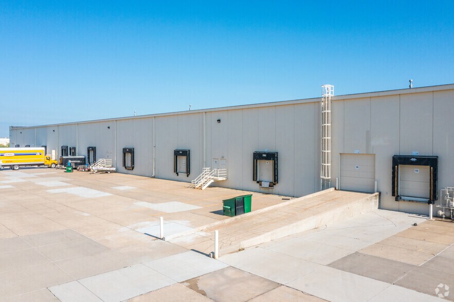 More Photos Of 4401 121st St, Urbandale Warehouse For Lease