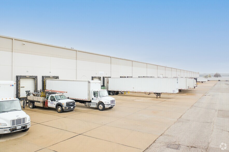 More Photos Of 13145-13185 Lakefront Dr, Earth City Warehouse For Lease