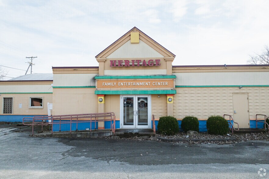 More Photos Of 747 Market St, Tiffin Bowling Alley For Sale