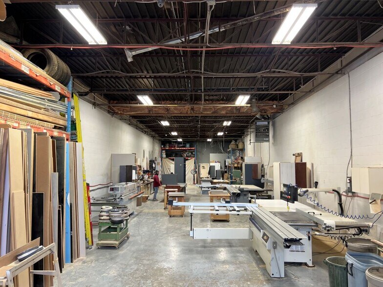 More Photos Of 100 Boul Hymus, Pointe-claire Warehouse For Lease