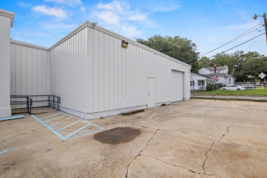 More Photos Of 304 W Jefferson St, Quincy Freestanding For Sale