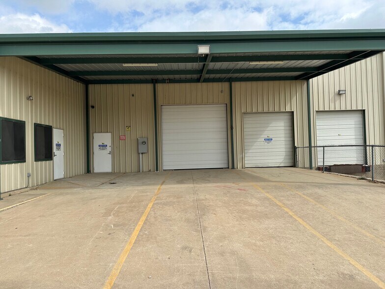 More Photos Of 3553 Loddick Ln, Fort Worth Warehouse For Lease