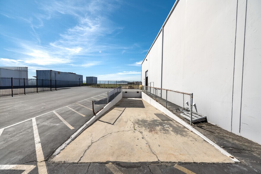 More Photos Of 7101 Fair Ave, North Hollywood Warehouse For Lease