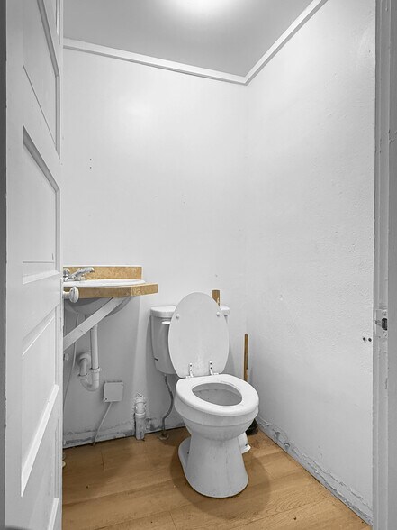 More Photos Of 2102 E 14th St, Des Moines General Retail For Sale