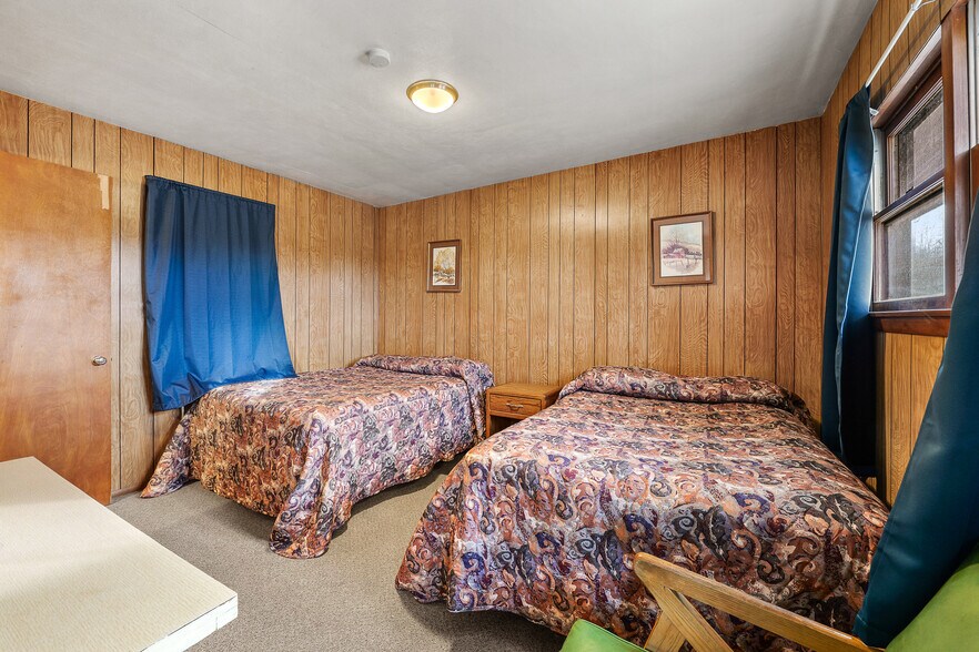 More Photos Of 4991 Arthur Rd, Slinger Hotel For Sale