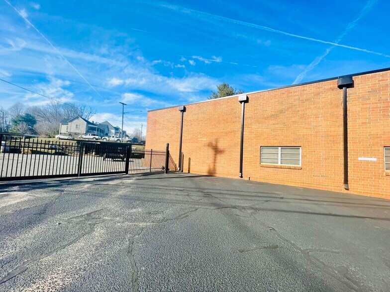 More Photos Of 500 W Fleming Dr, Morganton Warehouse For Lease