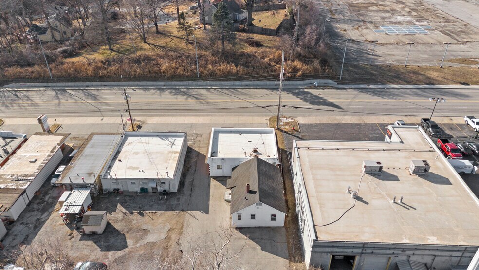 More Photos Of 3911 N Oak Tfwy, Kansas City Office For Sale