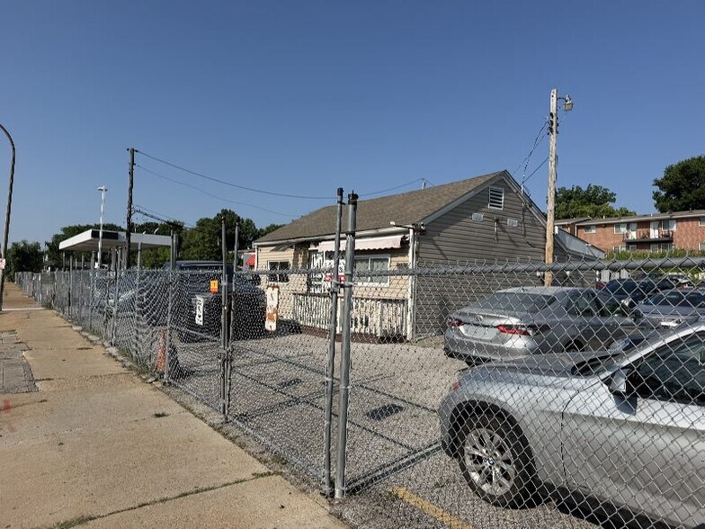 More Photos Of 8827 N Broadway, Saint Louis Freestanding For Lease