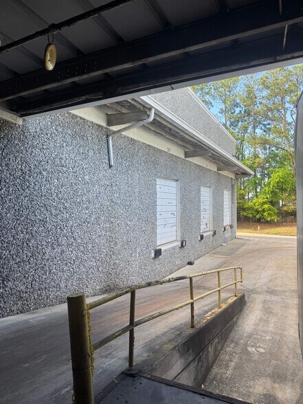 More Photos Of 600 Ellis Rd N, Jacksonville Warehouse For Lease