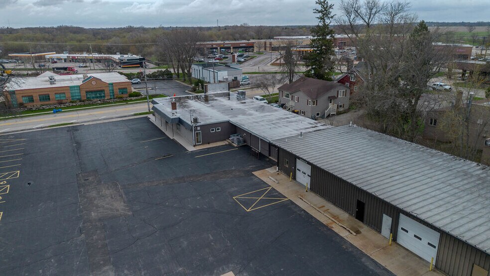 More Photos Of 670 E Calhoun St, Woodstock Flex For Lease