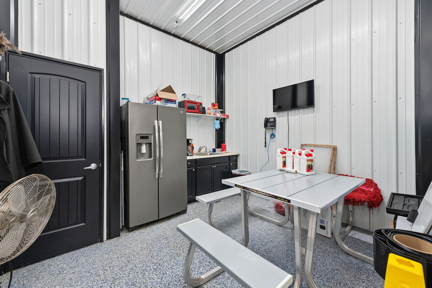 More Photos Of 26091 OK-51, Wagoner Showroom For Sale